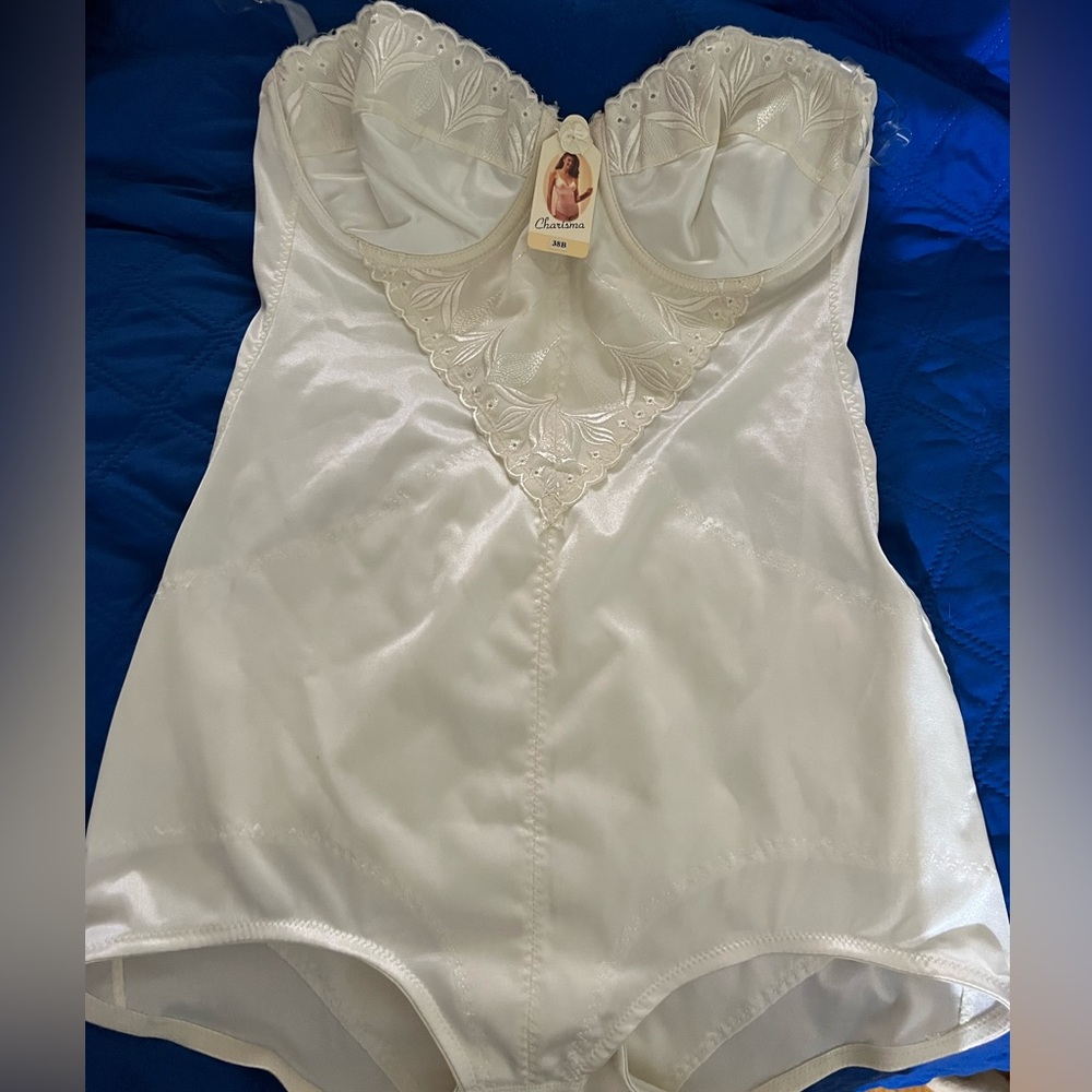 Just in- nwt white shapewear